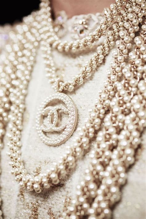 bijoux de luxe femme chanel|Chanel horaire.